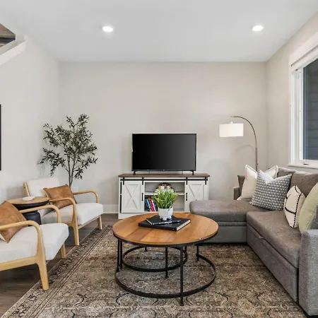 Luxe Home With Gated Parking Private Balcony And 4 Miles To Downtown